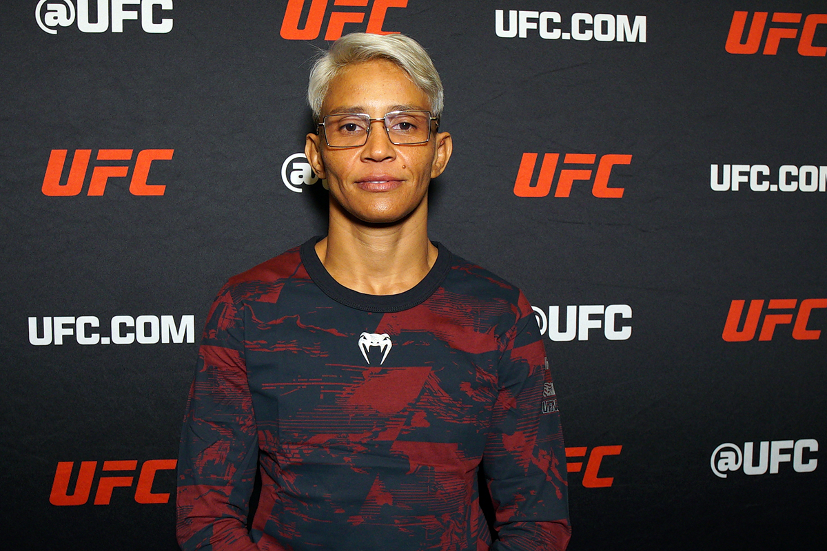 De óculos e cabelo platinado, Amanda Lemos posa para foto no media day do UFC Vegas 114