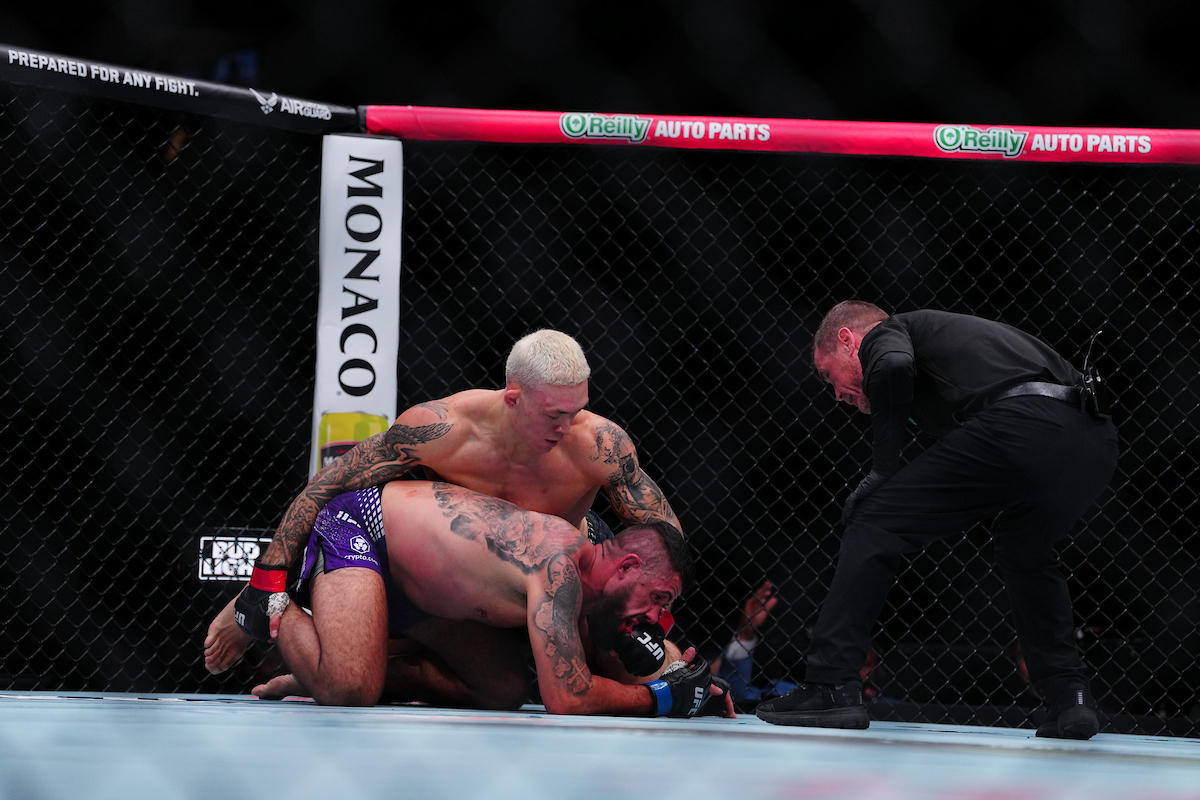 Navajo Stirling golpeia Bruno Lopes no solo