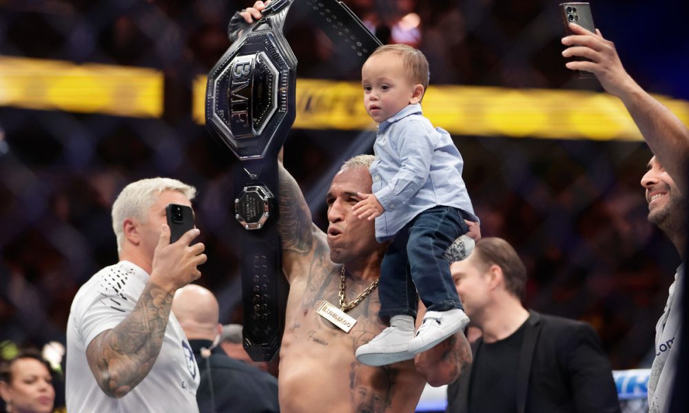 Com o filho no colo, Do Bronx celebra conquista do cinturão BMF no UFC 326