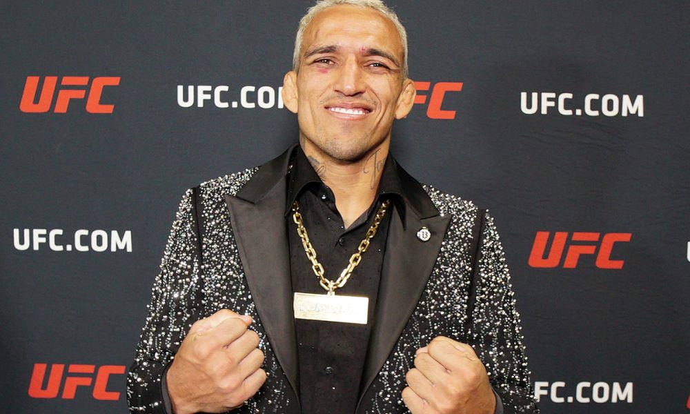 Sorridente, Charles Do Bronx posa para foto após vitória no UFC 326