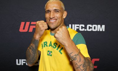 Sorridente, Charles Oliveira posa para foto no media day do UFC 326