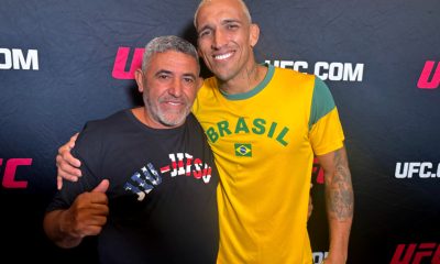 Sorridente, Charles Do Bronx posa ao lado do pai no media day do UFC 326