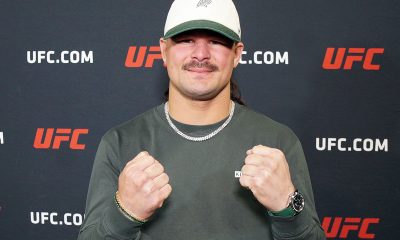 De punhos cerrados, Diego Lopes posa para foto durante o UFC 326