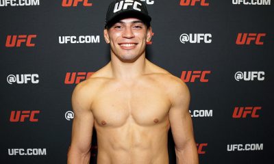 Sorridente e de boné do UFC, Kevin Vallejos posa para foto após vitória no UFC Vegas 114