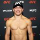 Sorridente e de boné do UFC, Kevin Vallejos posa para foto após vitória no UFC Vegas 114