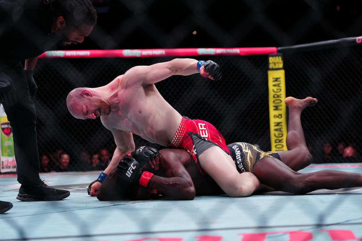 Joe Pyfer castiga Israel Adesanya no ground and pound