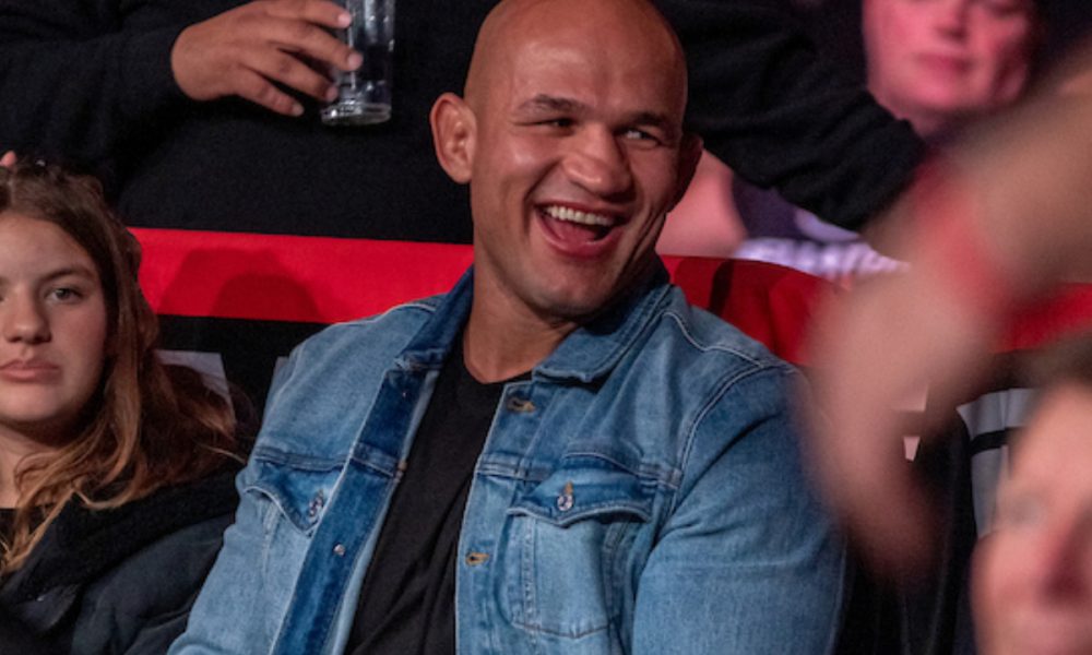 Sorridente, Cigano marca presença em evento de luta