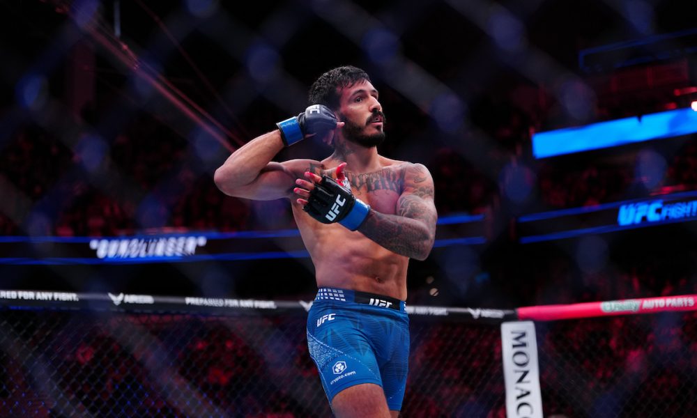Lerryan Douglas celebra vitória no UFC Seattle