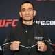 De punhos cerrados, Max Holloway posa para foto no media day do UFC 326
