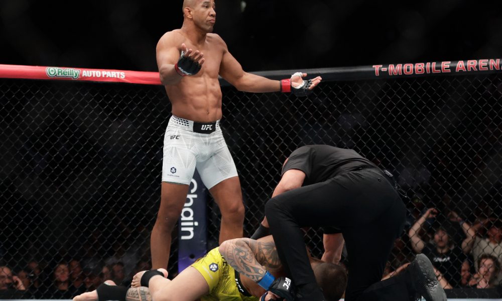 Gregory Robocop celebra nocaute em cima de Brunno Hulk no UFC 326