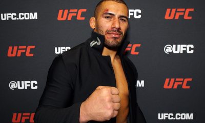 Vitor Petrino posando para foto após vitória no UFC Vegas 114