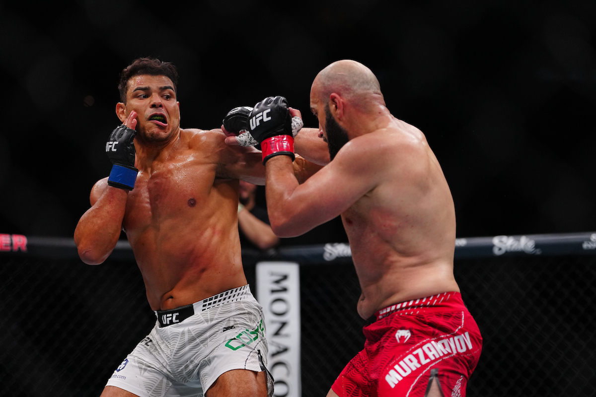 Azamat Murzakanov e Paulo Borrachinha durante duelo no UFC 327