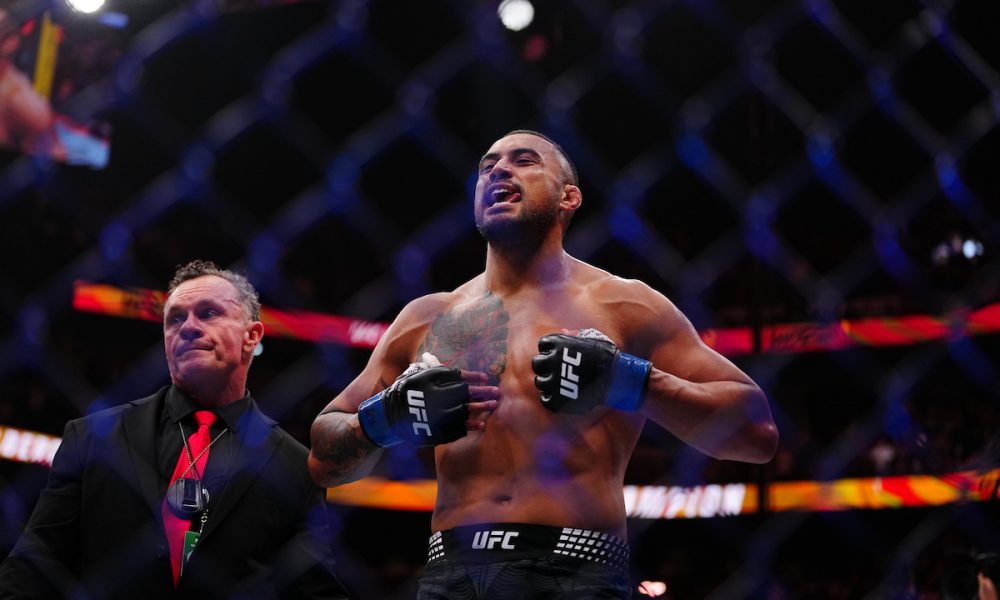 Carlos Ulberg comemorando a vitória que lhe garantiu o título de campeão meio-pesado no UFC 327