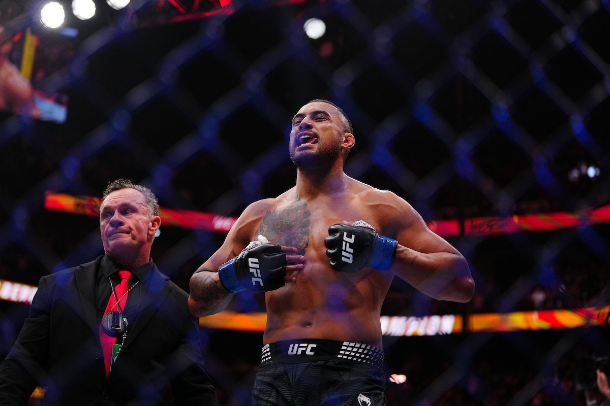 Carlos Ulberg comemorando a vitória que lhe garantiu o título de campeão meio-pesado no UFC 327