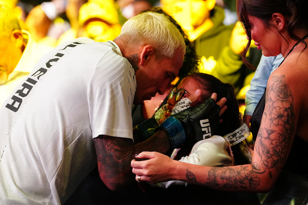 Charles Do Bronx celebra o título BMF com sua filha, Tayla Oliveira