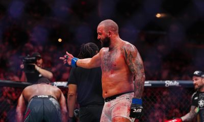 Josh Hokit mostrando o dedo médio após vitória no UFC 327