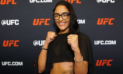 Sorridente, Alice Pereira posa para foto no media day do UFC Vegas 115