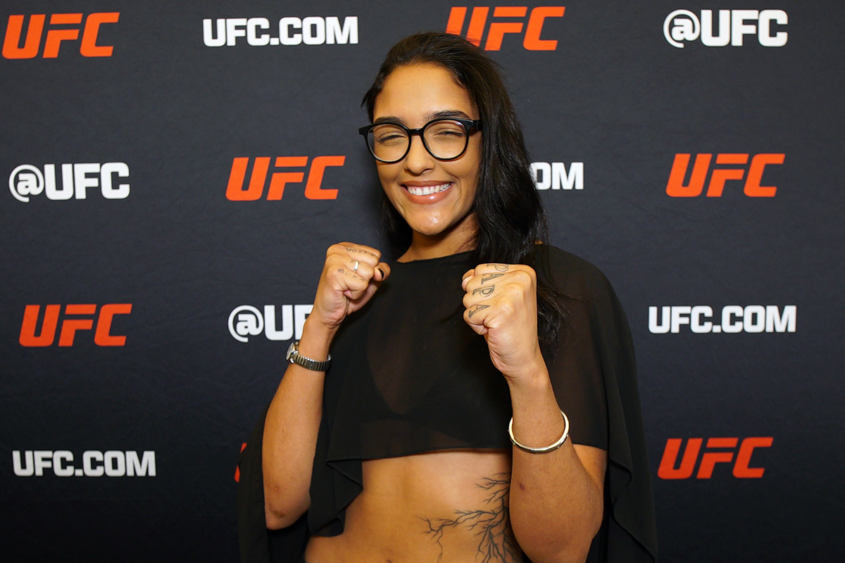 Sorridente, Alice Pereira posa para foto no media day do UFC Vegas 115