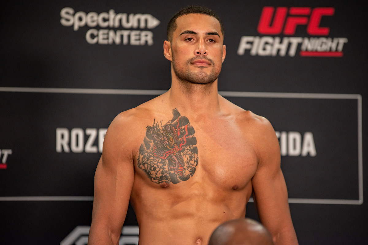 Carlos Ulberg passa pela balança do UFC