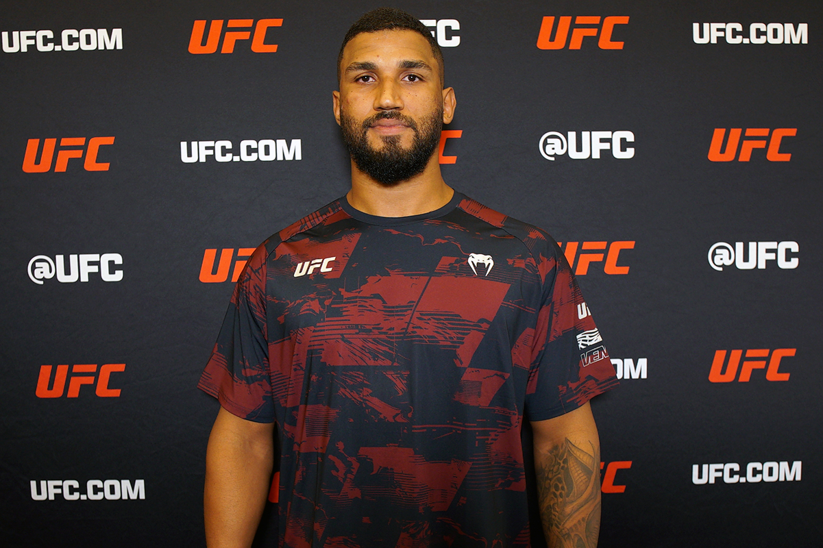 Guilherme Pat posando para foto durante o Media Day do UFC Vegas 115