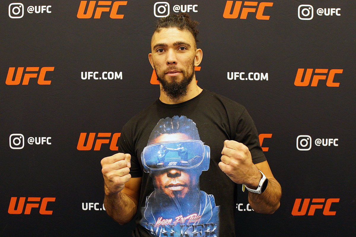 Johnny Walker posando para foto durante o Media Day do UFC 327