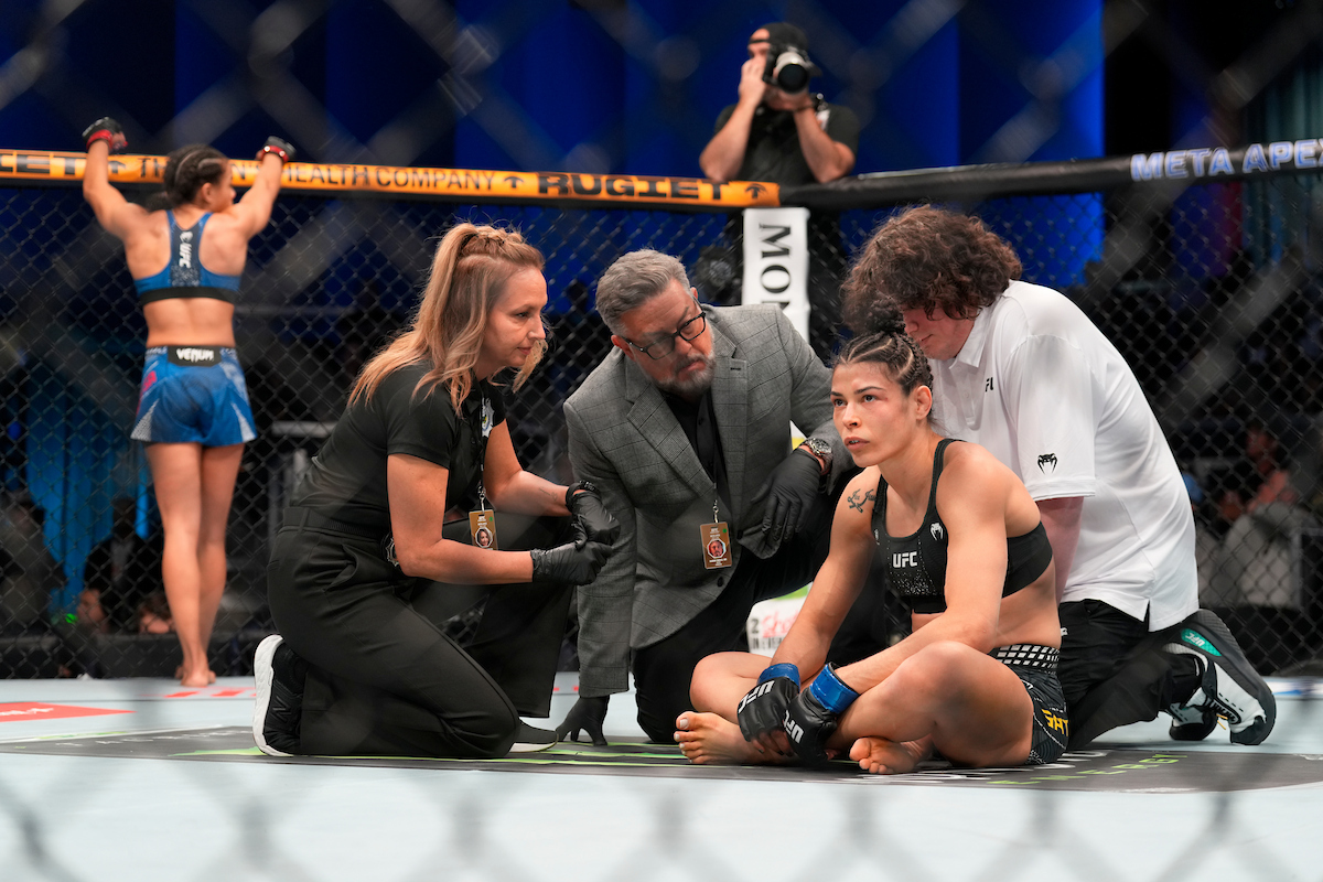 Melissa Gatto é atendida por equipe médica após ser alvo de chute ilegal