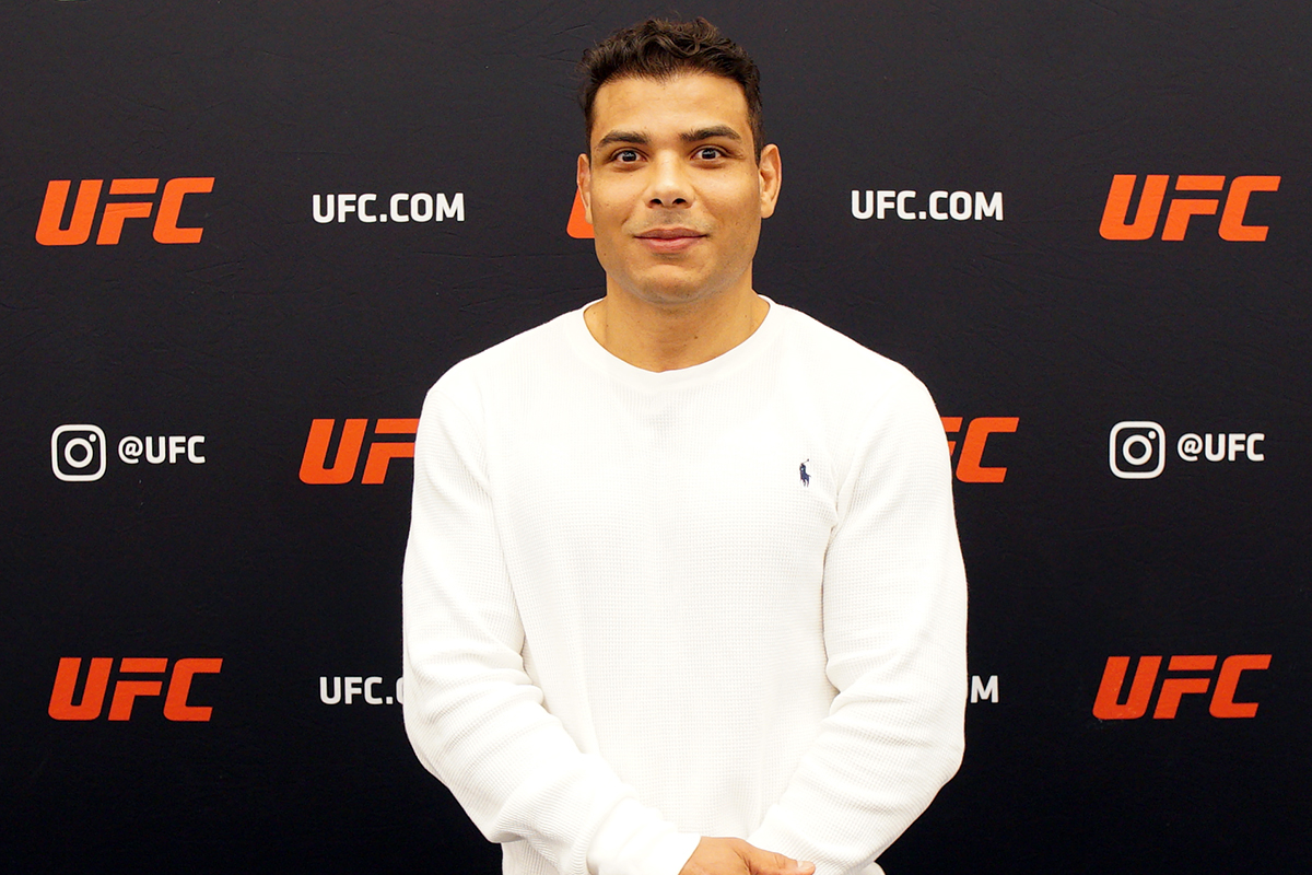 Paulo Borrachinha posa para foto no media day do UFC 327