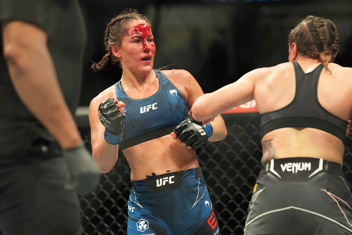 Jessica Eye recibe puntos en la frente después de perder ante Jennifer Maia en UFC 264