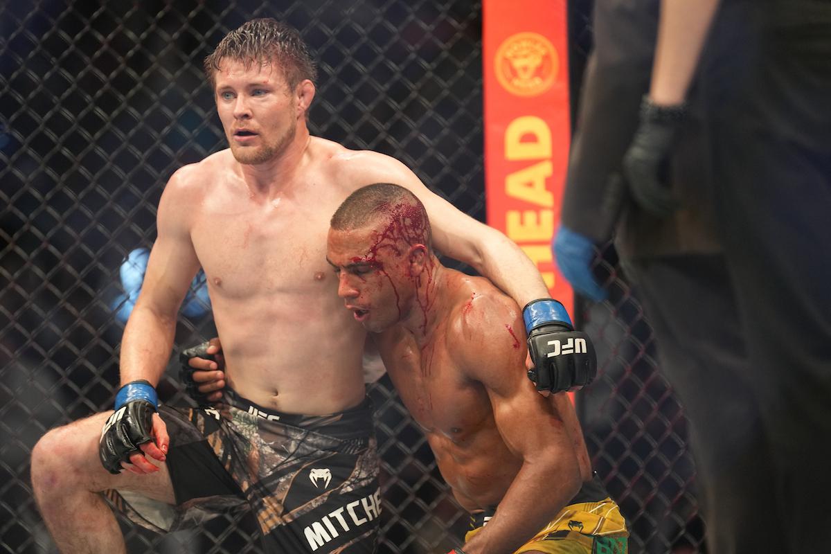 Edson Barboza muestra respeto y visita vestuario de su rival para felicitarlo por su victoria