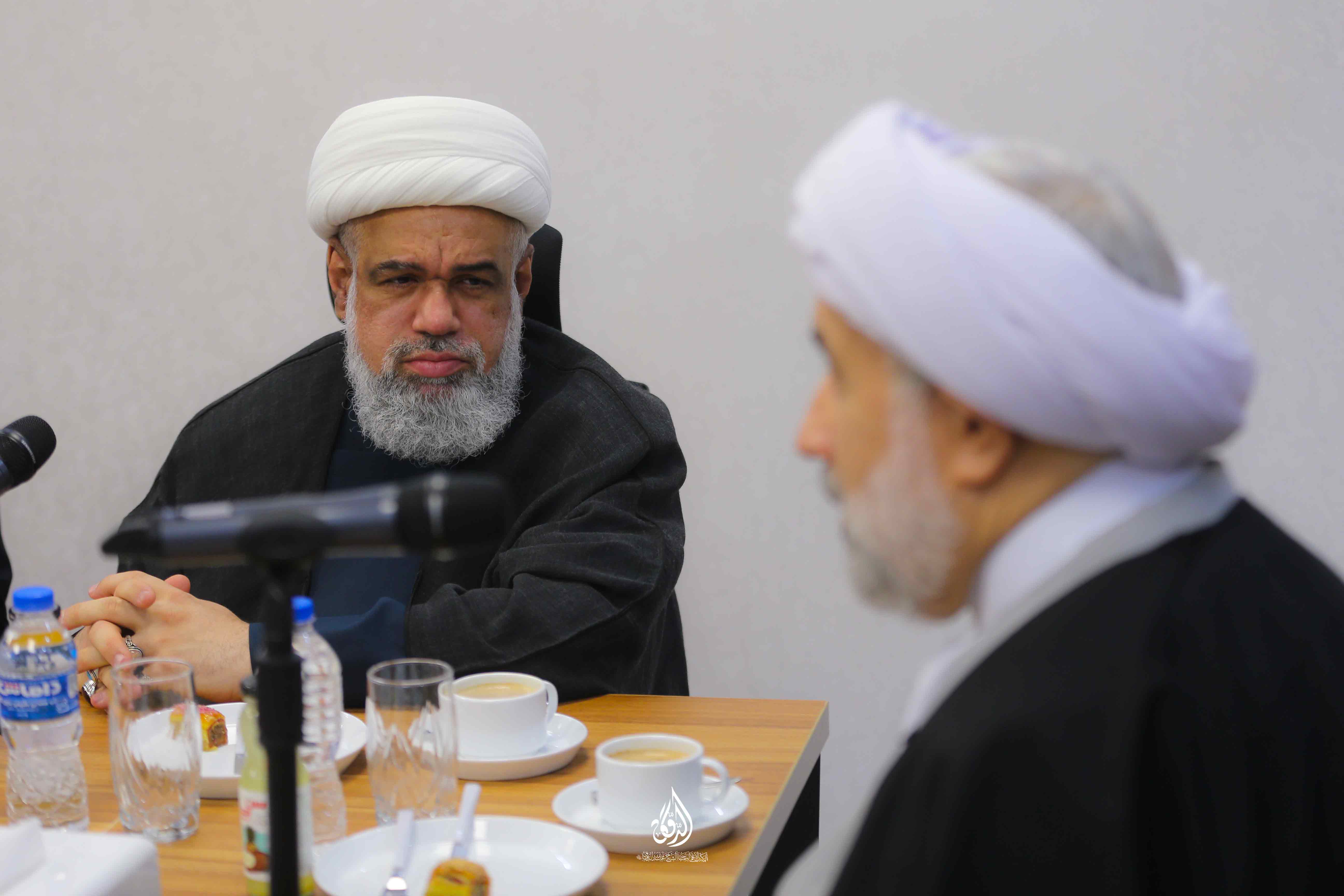 لقاء سماحة الشيخ عبدالله الدقاق (حفظه الله) أستاذ الحوزة العلمية البحرانية بسماحة آية الله عباسي (حفظه الله) رئيس جامعة المصطفى (ص) العالمية.