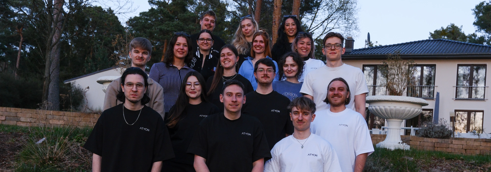 Zufriedenes Team Porträt von glücklichen Kollegen, einem Mann und einer Frau, die sich während der Arbeit am Tisch unterhalten. Zufriedenes Team.