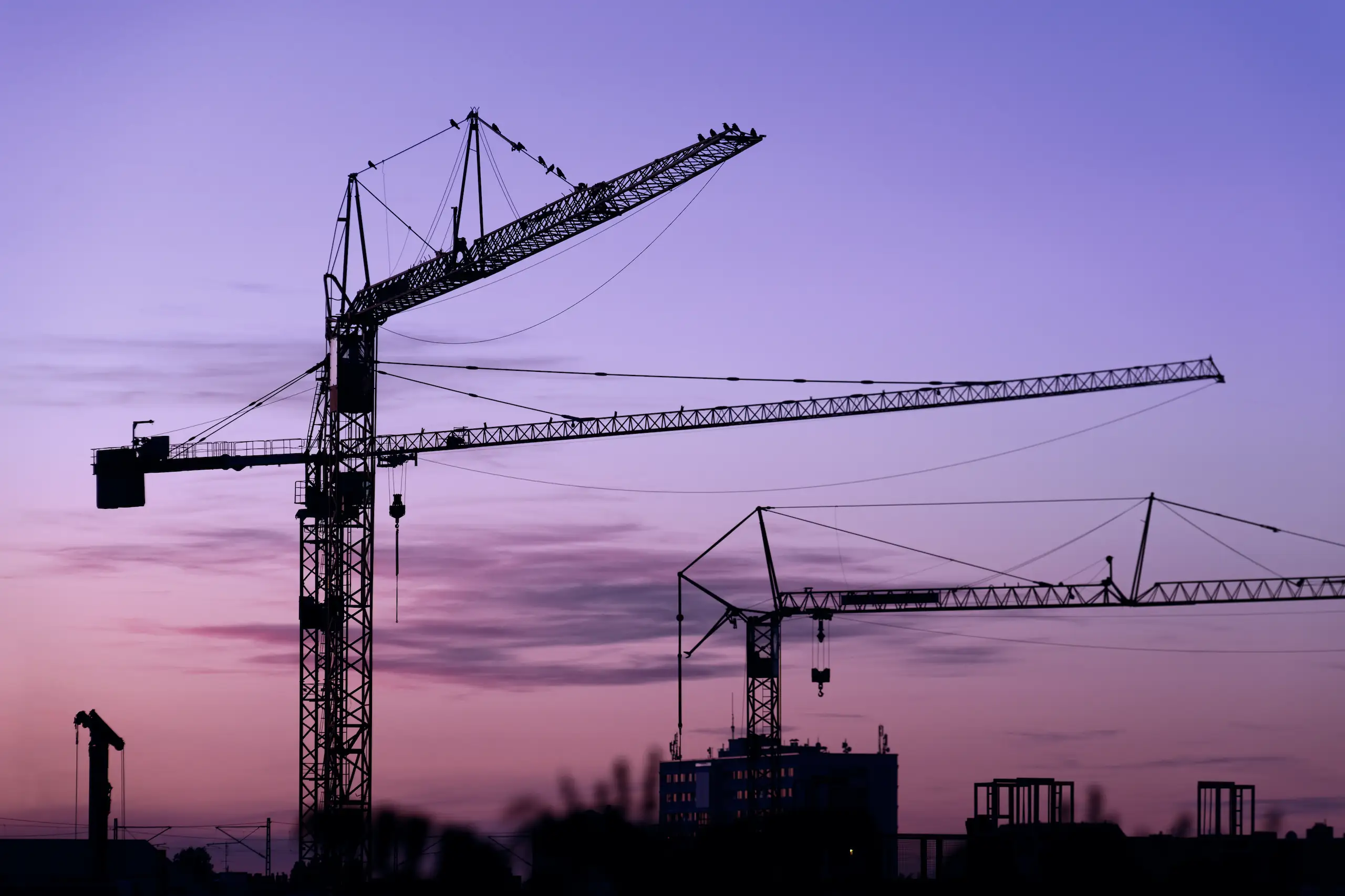 Kraneinsatz Kraneinsatz auf einer Baustelle am Abend.