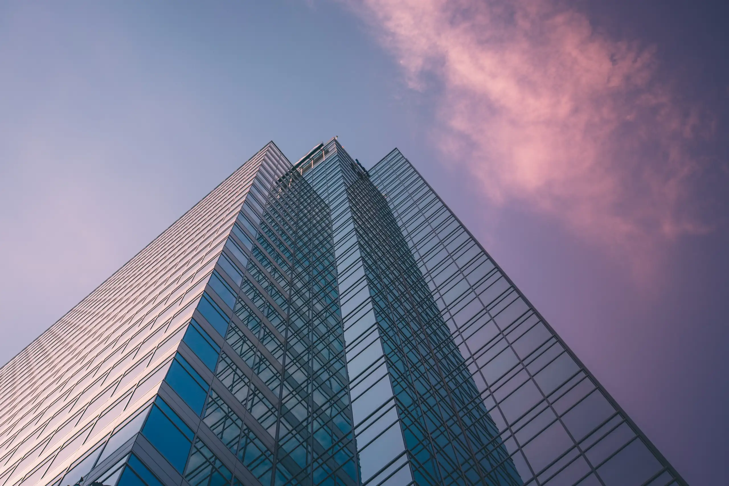 Tiefwinkelfotografie des Vorhangbaus Ein Glasgebäude, das von tief unten fotografiert wurde
