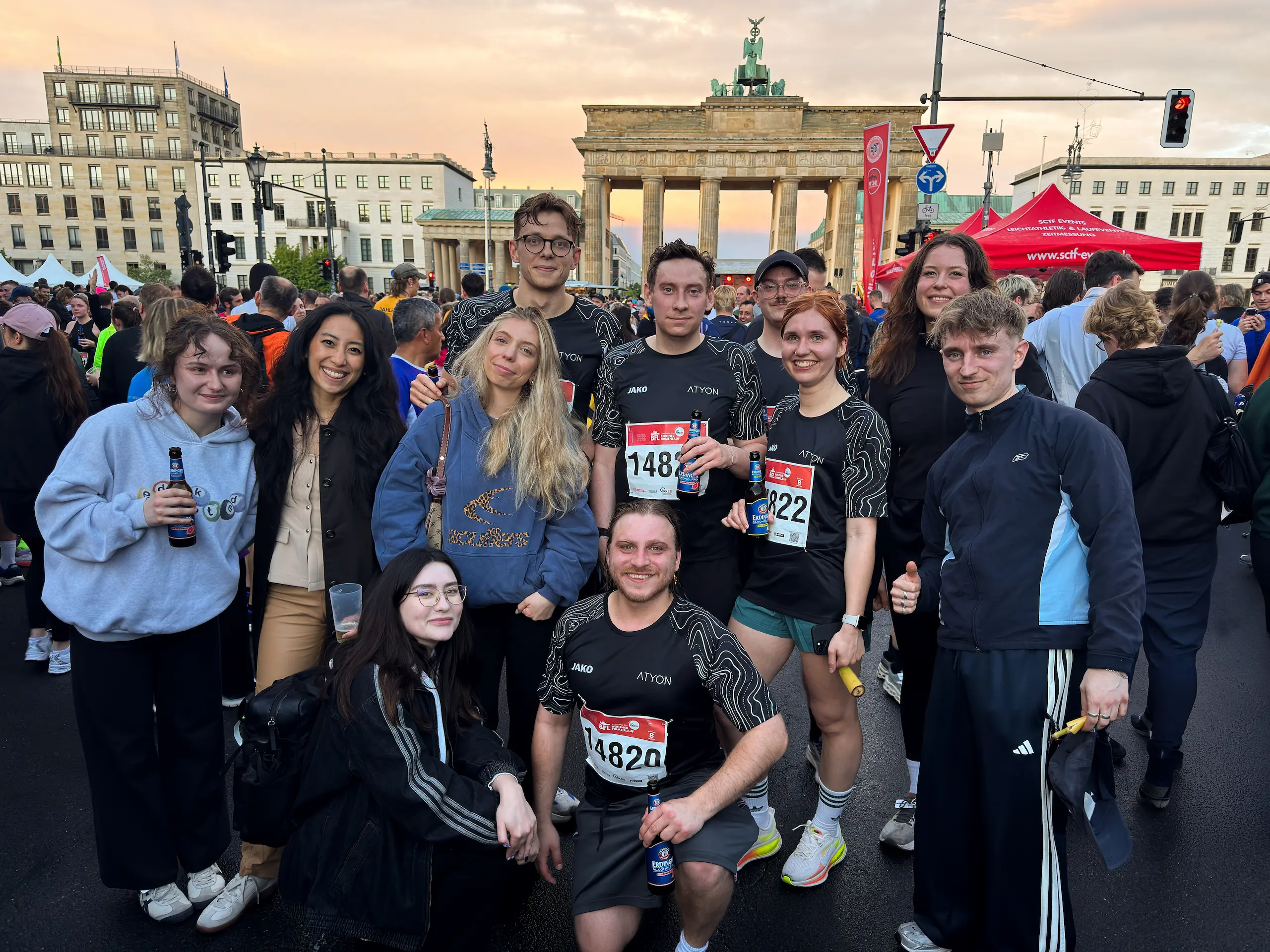 Das ATYON-Team nach dem Berliner Firmenlauf 2026 – Läufer*innen und Unterstützer*innen aus der Firma