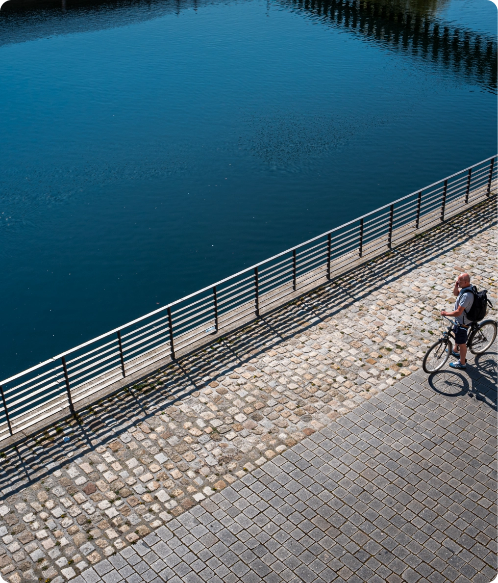 Ein Radfahrer am Spreebogen im Regierungsviertel von Berlin.
