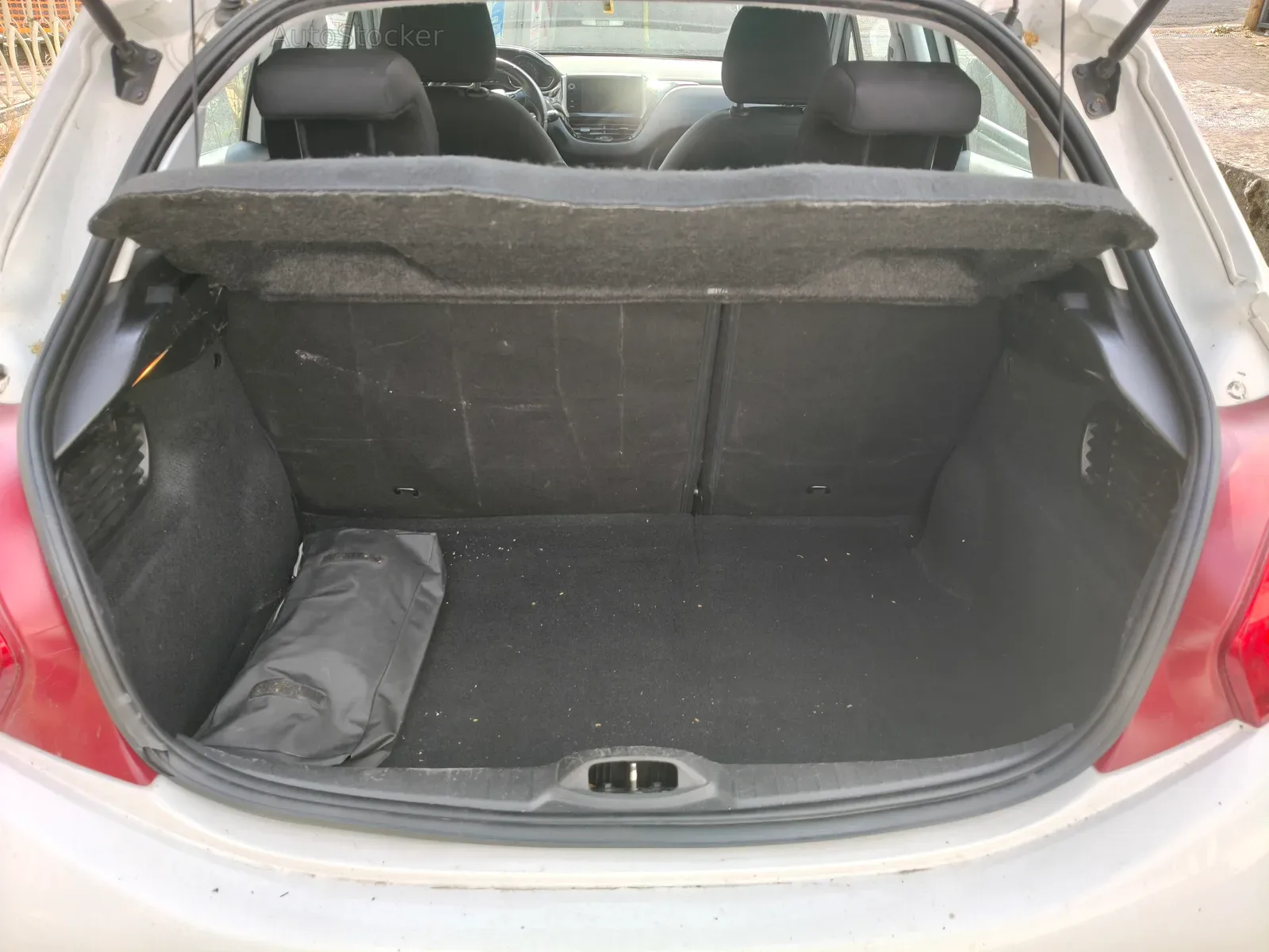 Peugeot 208 GPL (2015) 10