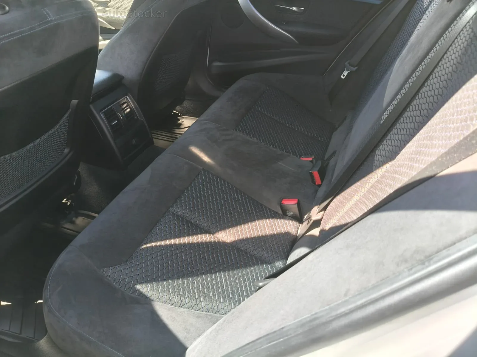 BMW 320Xd (2015) 12