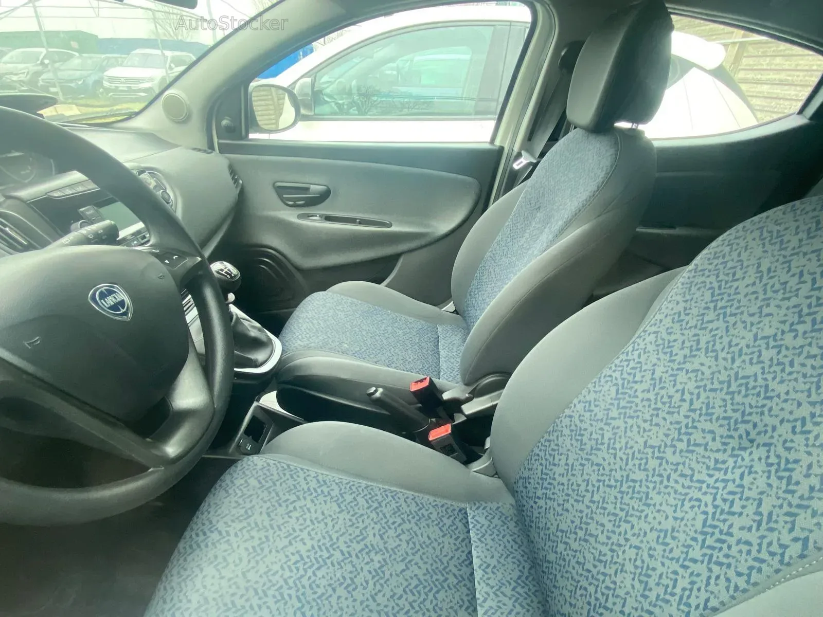 Lancia Y 1.0 Hybrid silver s&s (2022) 10