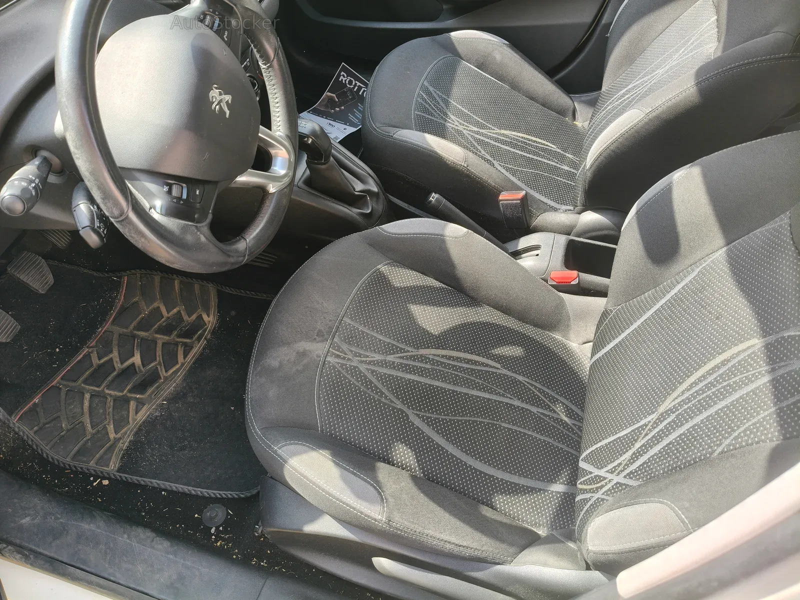 Peugeot 208 GPL (2015) 11