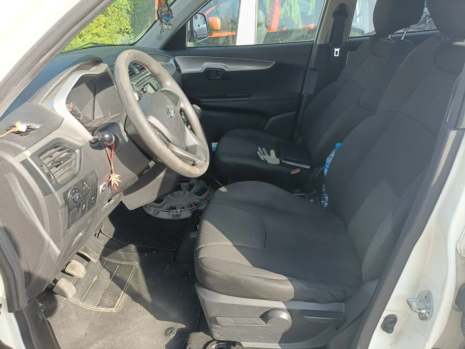 Mahindra KUV100 bifuel (2019) 10