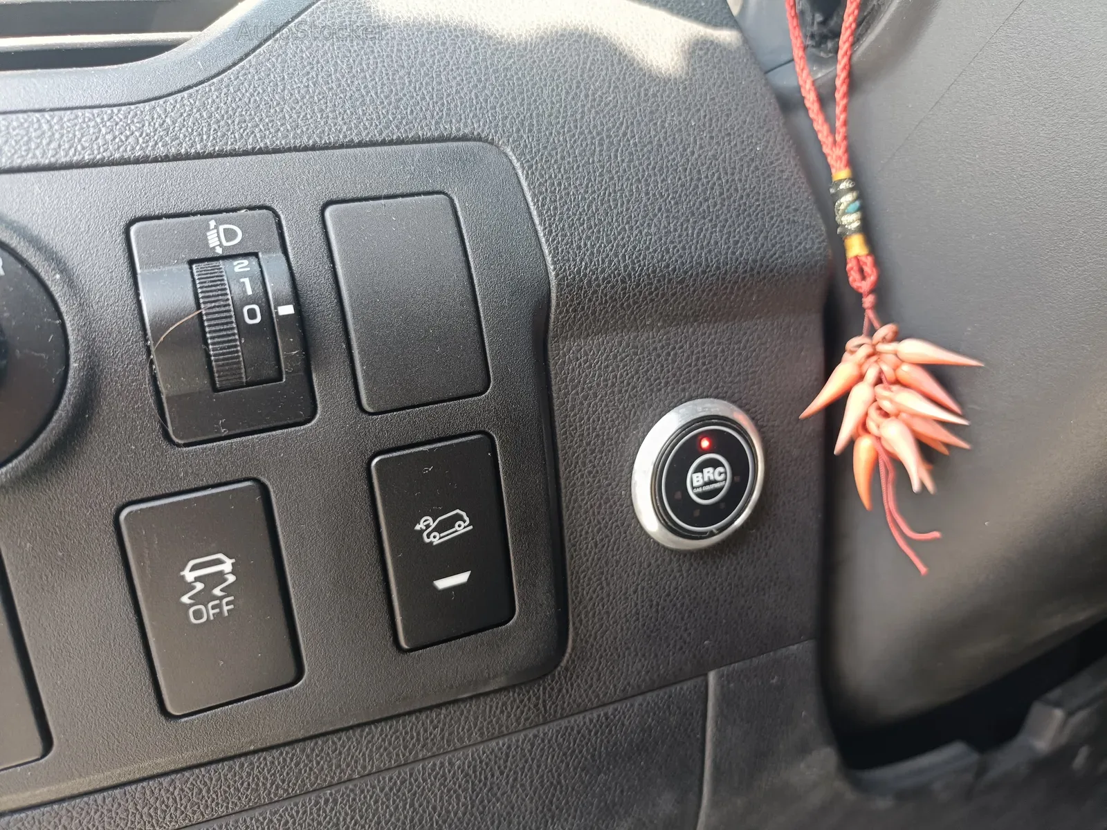 Mahindra KUV100 bifuel (2019) 11