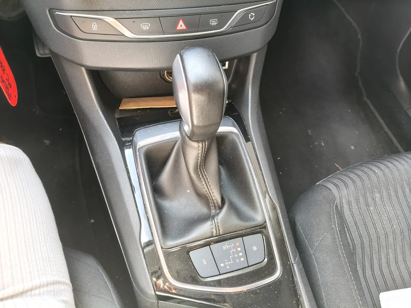 Peugeot 308 (2016) 12