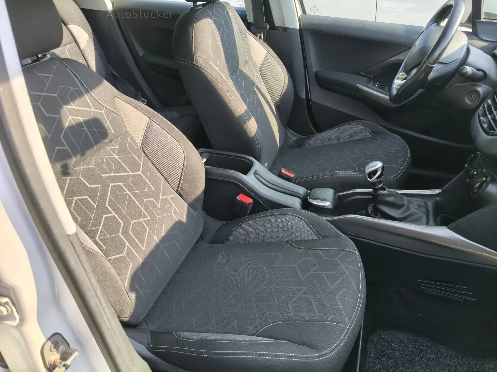 Peugeot 2008 (2019) 5