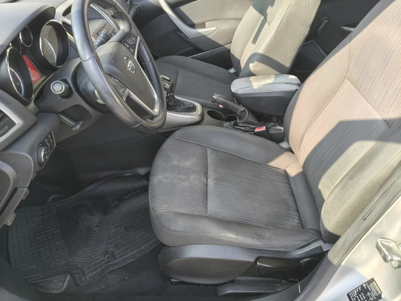 Opel Astra (2011) 7