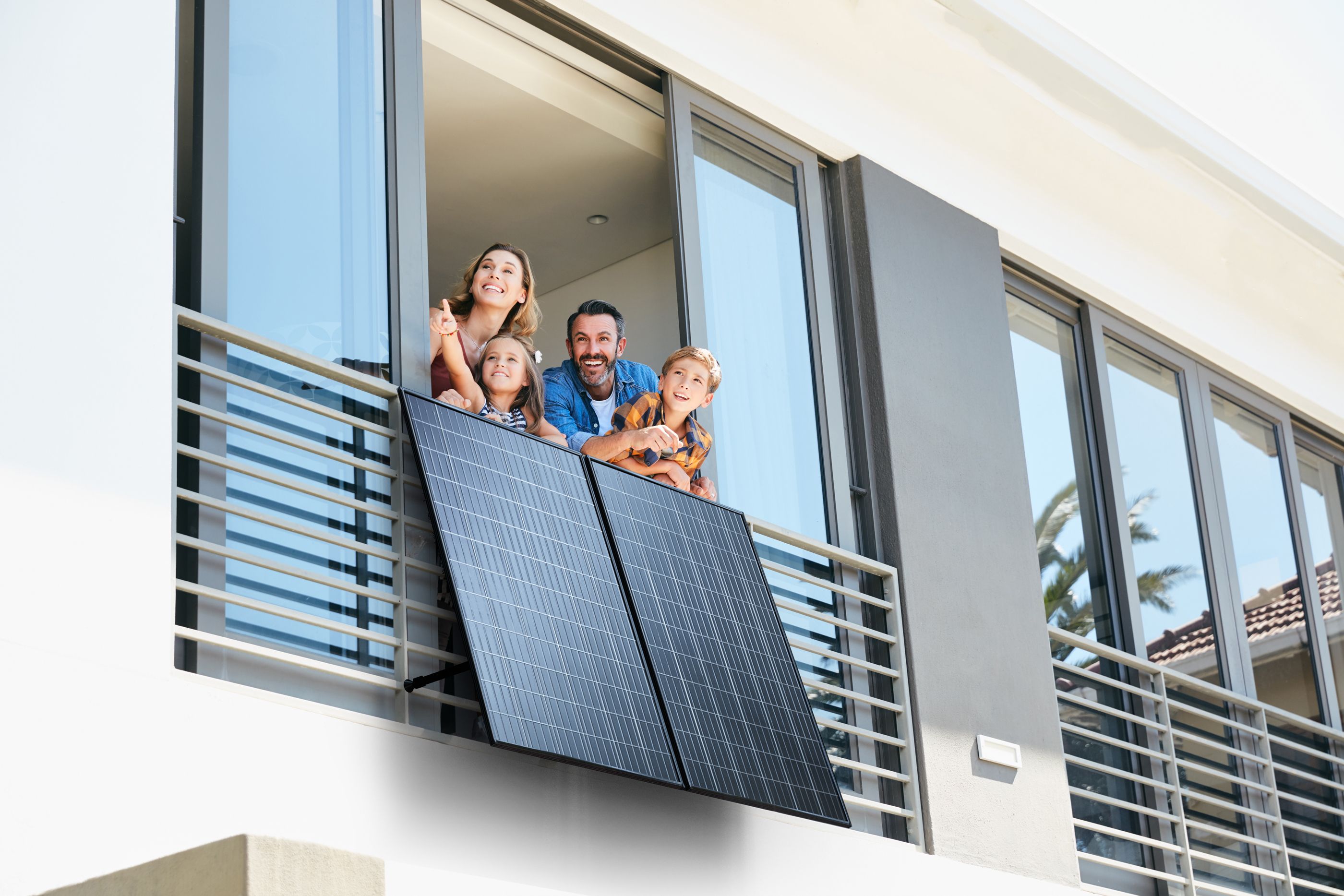 Bild-1-ohne-Halterung-2 SunPact Balkonkraftwerk mit vier Solarmodulen