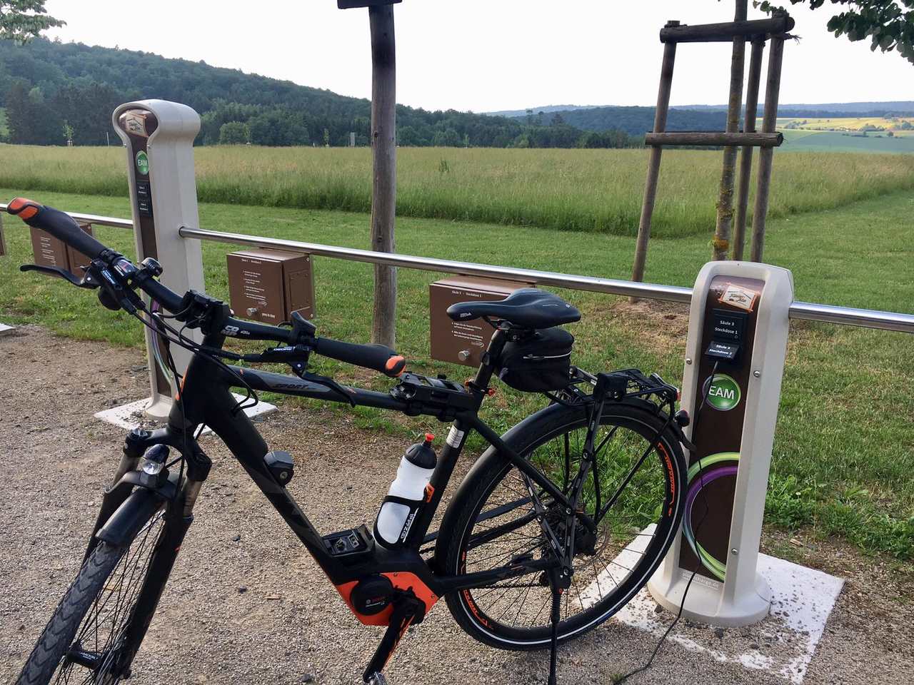 PLUG'n CHARGE PedelecLadeSystem mit 4 Ladepunkten