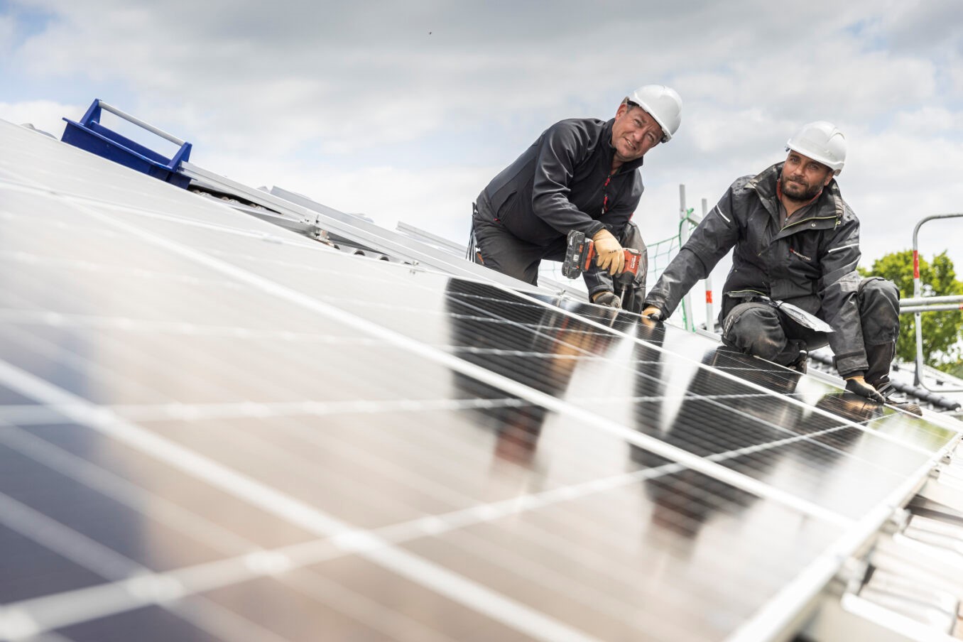 Bild-1a Dach-PV-Anlage mit E3/DC S10 X Hauskraftwerk und HECKERT SOLAR Modulen mit Installation