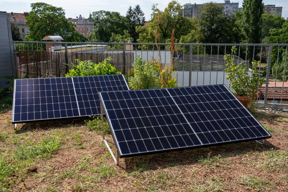 LM-G-Stahlb-gel-1-2-_VDE2 EET LightMate G+ - Zwei Solarmodule mit Aufsteller, Balkonhaken oder Wandschienen