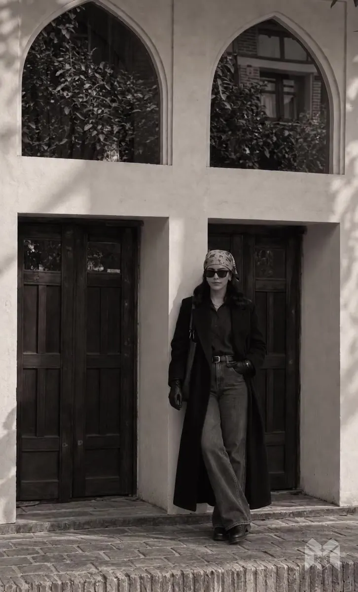 Create a realistic 6–8 second fashion video using the reference image. Render th