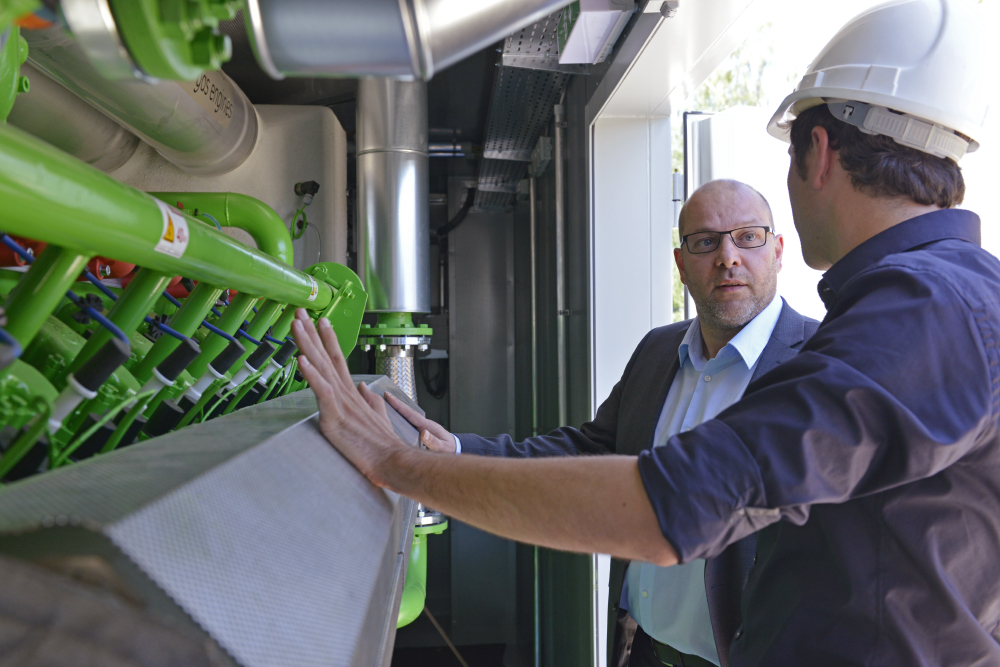 KWK Anlage Bayernwerk mit Mitarbeiter